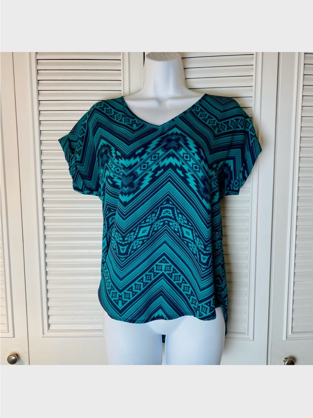 Geometric V-Neck Short Sleeve Top